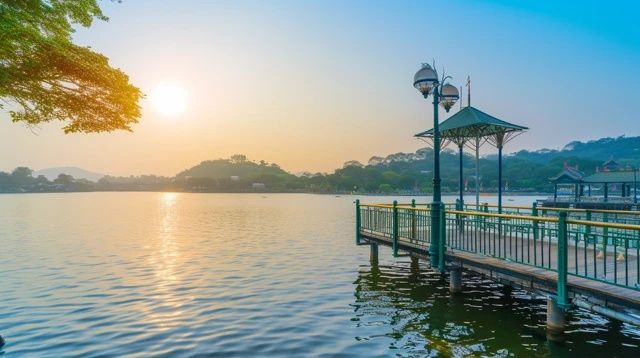 在炎炎夏日，杭州這座歷史悠久的城市，以其獨特的魅力吸引著無數游客