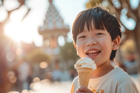 炎熱夏日中的冷涼甜美之旅：一小男孩的冰淇淋經歷