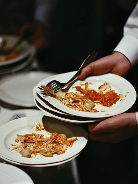 我在餐廳用餐時不慎摔倒,服務員正端菜前來