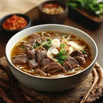 探索內(nèi)江必嘗九大美食之旅:牛肉面、油炸粑、鯰魚、兔子面、干燒魚、熗鍋面、羊肉湯、涼粉與花生酥的味蕾盛宴。