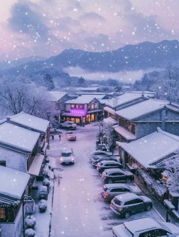 伊春峰巖山寨冬日里的熱情盛景