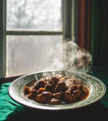 揭秘燜羊肉的美味秘訣:慢燉的藝術與調料搭配指南