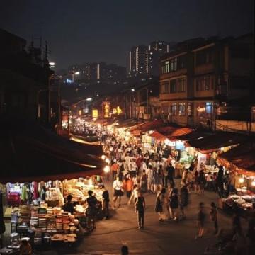 廣州夜景繁華迷人，美食街區游客如織享特色佳肴